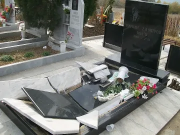Вандали оскверниха 15 гроба ден след Голяма задушница