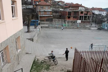 С полиция вкарват новия училищен директор в Рибново