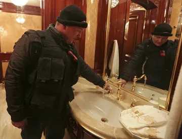 Янукович се глези с позлатени WC