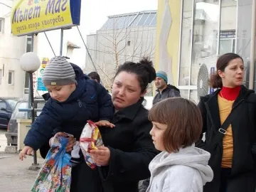 Не дават пенсия на вдовица с бебе