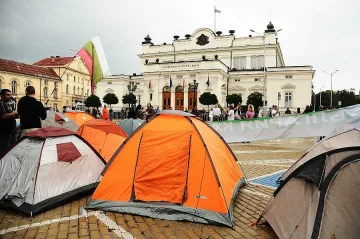 Махат палатковия лагер пред парламента до 3 март