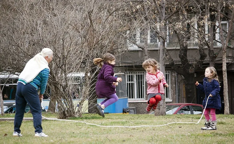 По-хладно със слаби дъждове в неделя