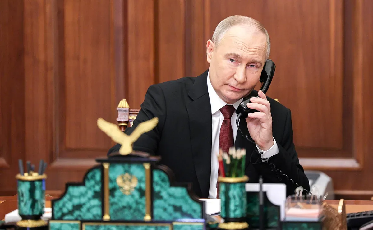 Поздравяват Путин като цар за рождения му ден