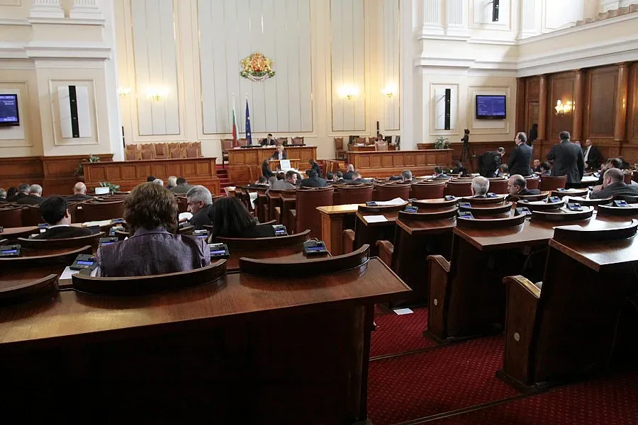 Мъмрят червени за гласуване с ГЕРБ