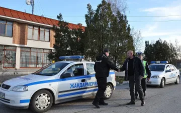 Апашите минаха в нелегалност