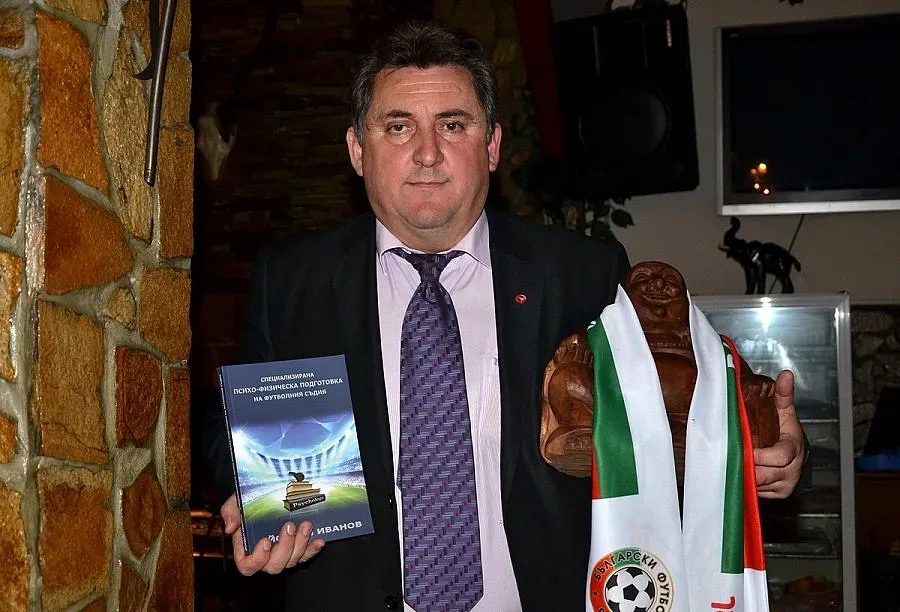Футболен съдия издаде пета книга