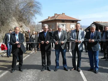 Ремонтираха път в подножието на Пирин