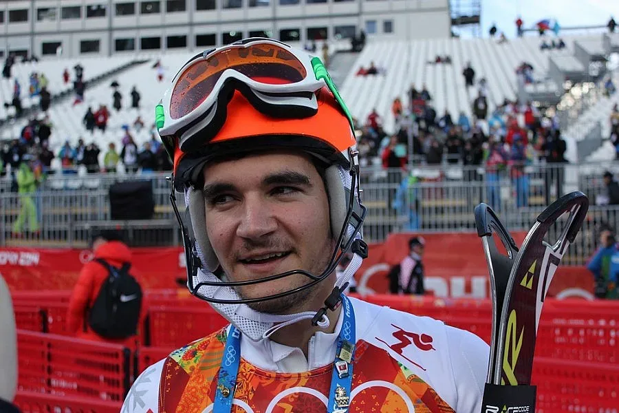 Скиор носи знамето и на закриването в Сочи