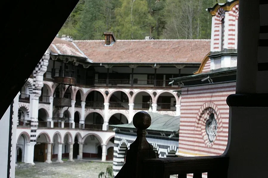 Бегълци в расо бранят Борис