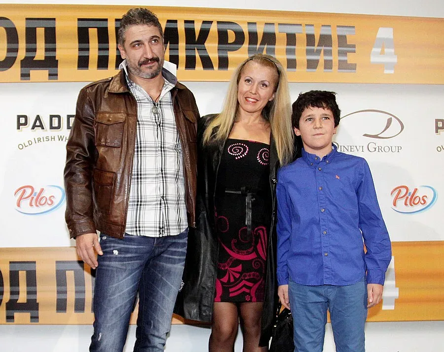 Кирил Ефремов гледа смок и две тарантули