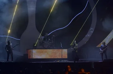 "Арктик мънкис" триумфираха на наградите БРИТ (СНИМКИ)