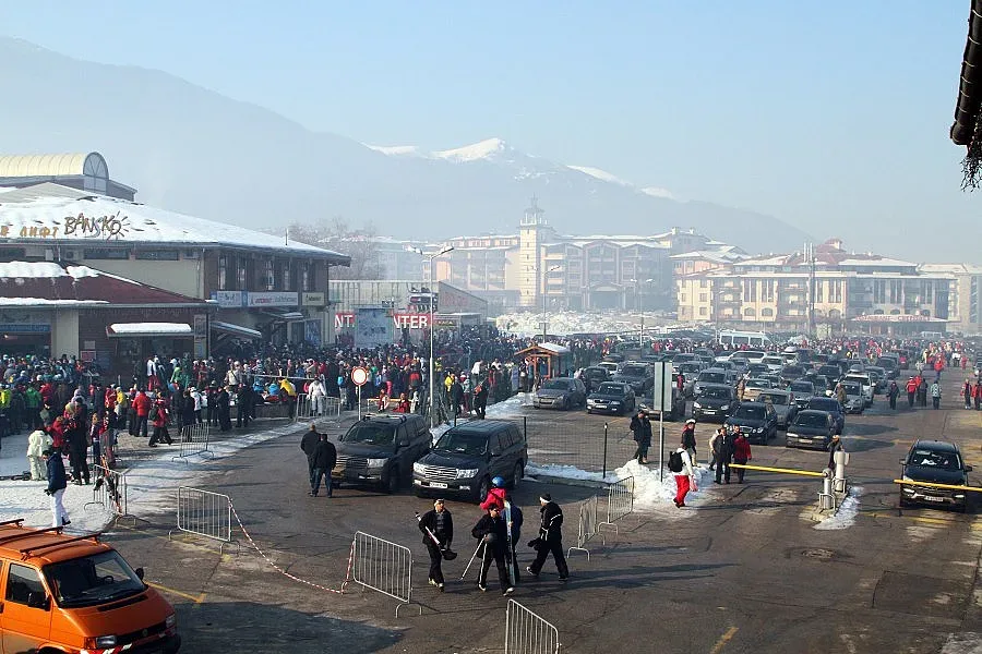 Дежурни каси за лифт карти „топят" опашките в Банско