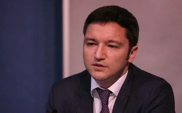 Орязват наполовина посланиците политици