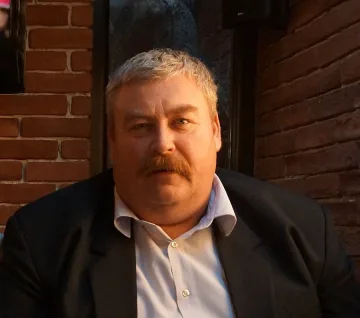 Господ облича бяла престилка