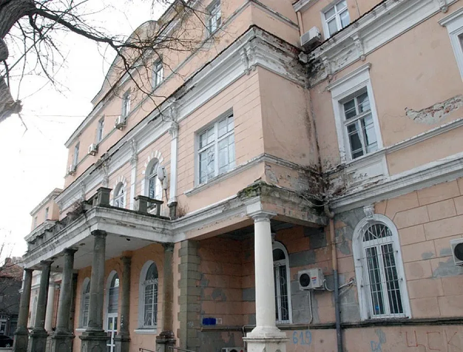 Пада сградата на стария съд в Бургас