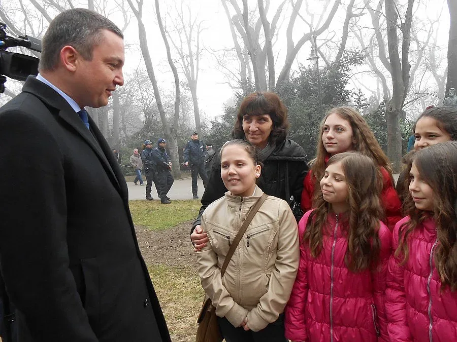 Деца питат кмет защо Левски е на фейсбук – стената му