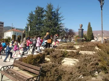 Хлапета почетоха Апостола