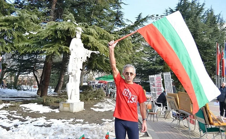 Ултрамаратонец прави 13 000 поклона пред Левски