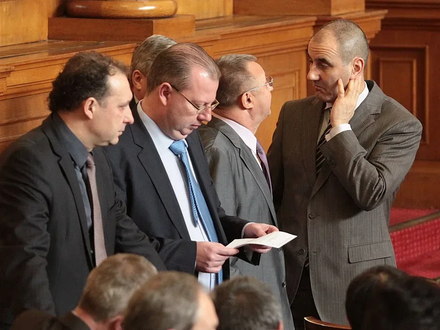 Депутатите се люспят, парламентът си върви