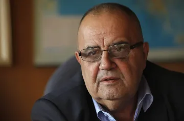 Вържи попа да е мирно селото