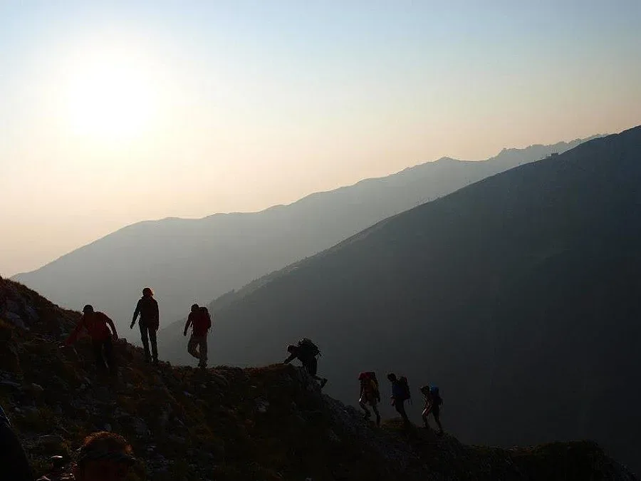 Момчил оживя след 80 м полет в Пирин