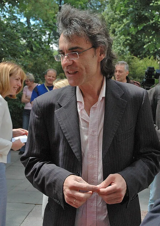 Глобиха Влади Въргала за снимки в пещера