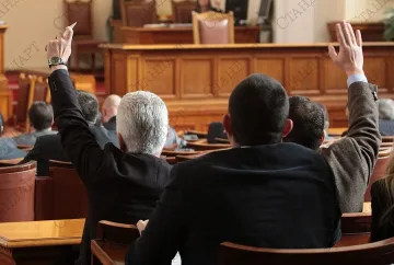 Депутатите гледат Изборния кодекс, кворум има