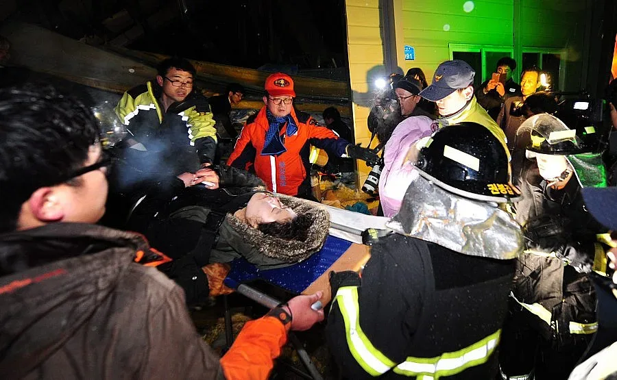 Рухнал покрив затрупа десетки в Южна Корея