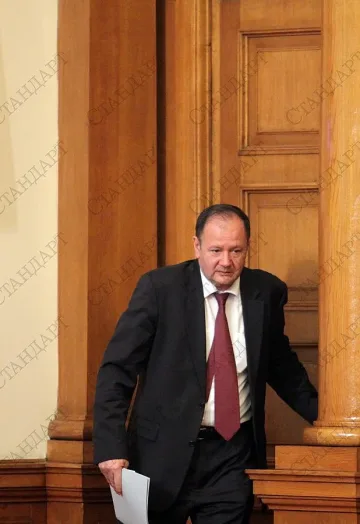 Бюфетът в парламента само за депутати