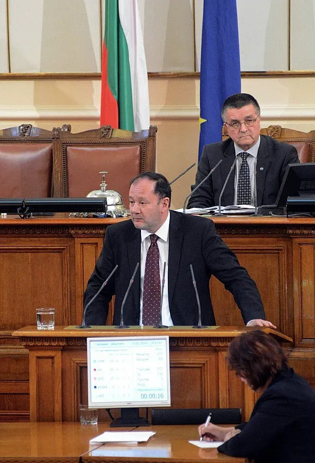 Парламентът зацикли заради реч на Хафъзов