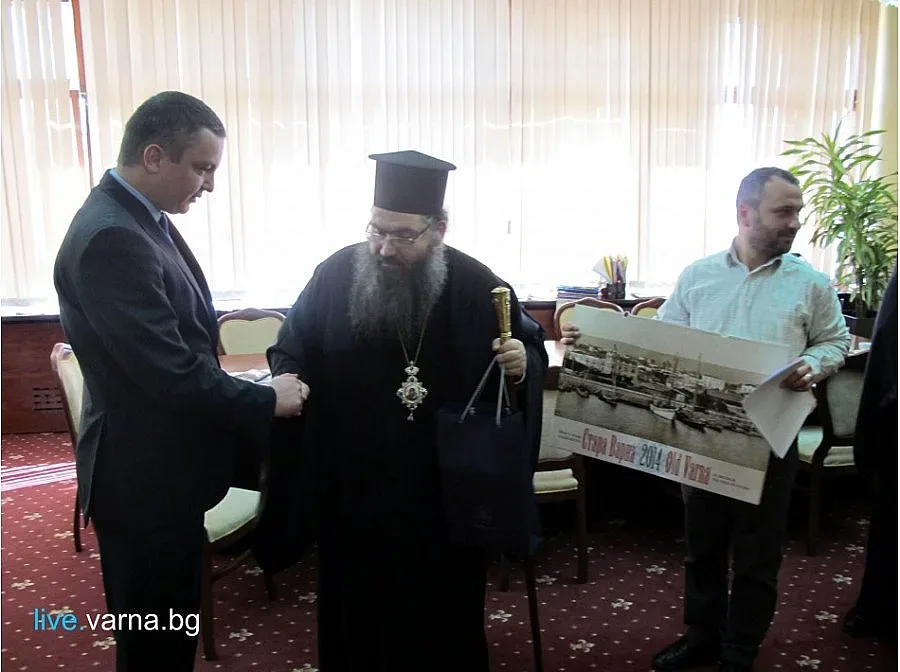 Митрополит и кмет  спасяват храм край морето