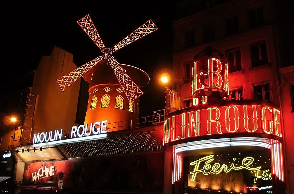 Култово кабаре празнува рожден ден! Лъсна негова тайна за Елизабет Втора