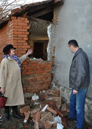 Крадци срутиха стена, обират под носа на жандармите