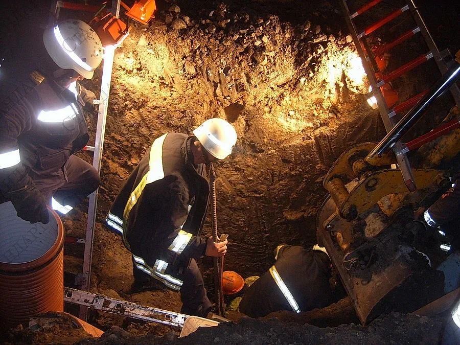 Спасиха затрупания  работник в Кърджали