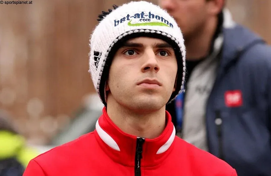 Вятърът издухал Влади Зографски