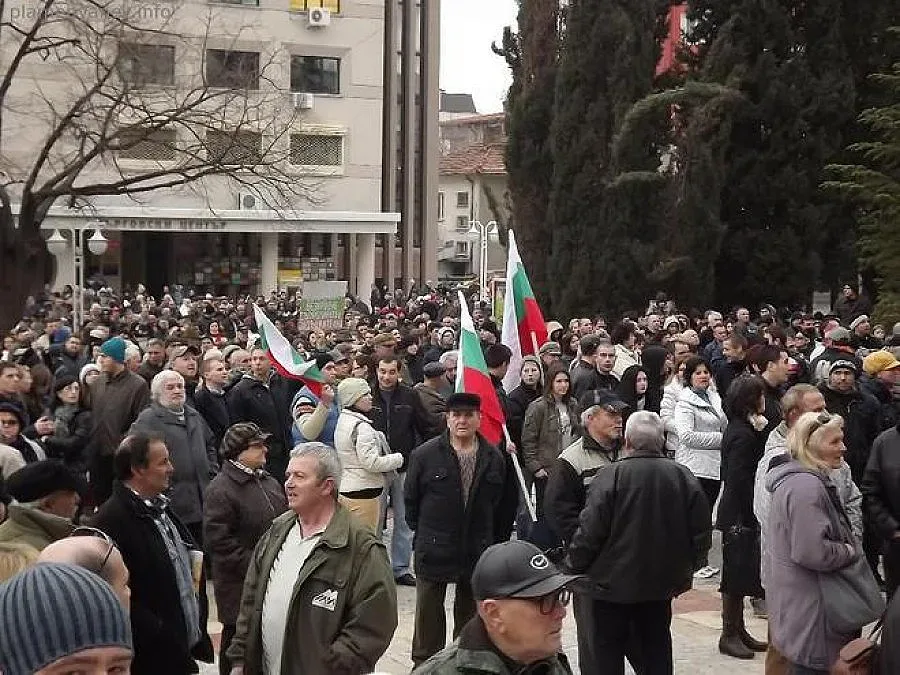 Само седмина си спомниха февруарските протести пред ЕВН