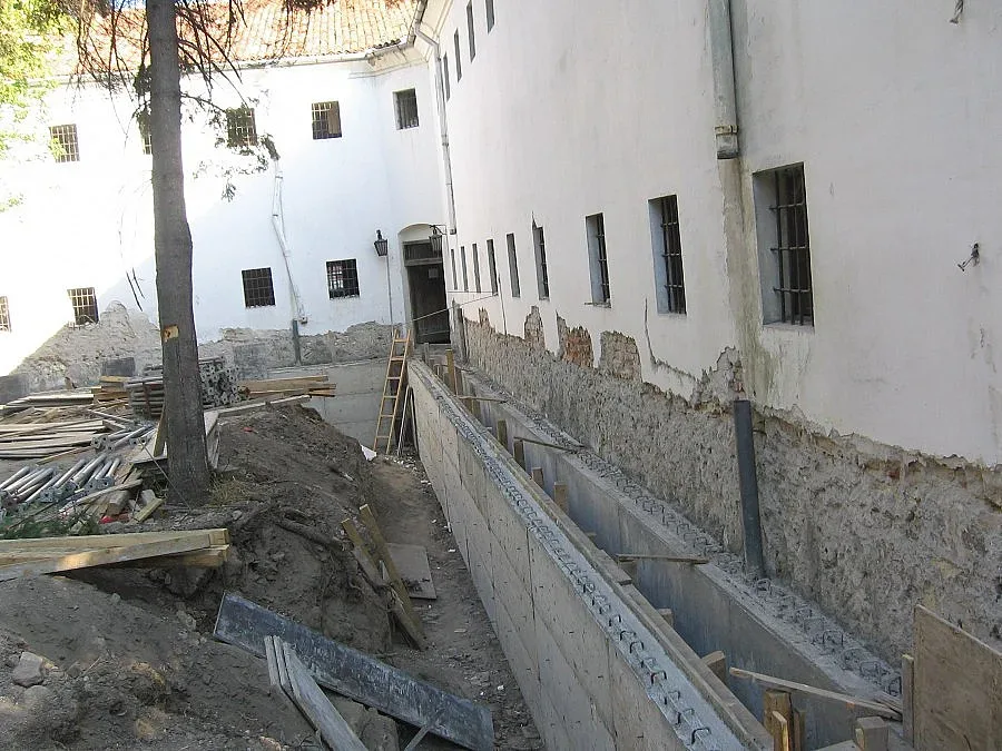 Кръстата казарма се пропука след основен ремонт