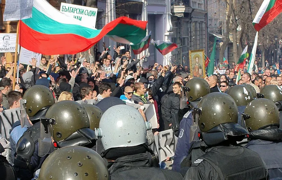 Местан: Тъмни сили се целят в кабинета