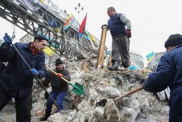 Вдигат част от барикадите в Киев