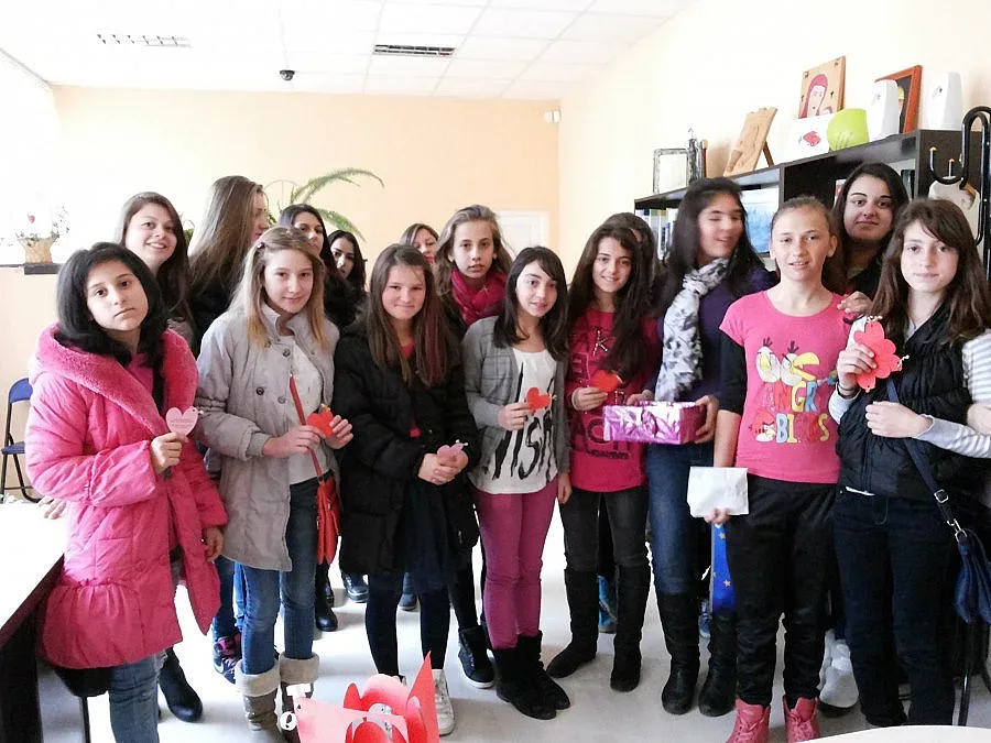 Младежи раздадоха 270 валентинки на ученици и учители