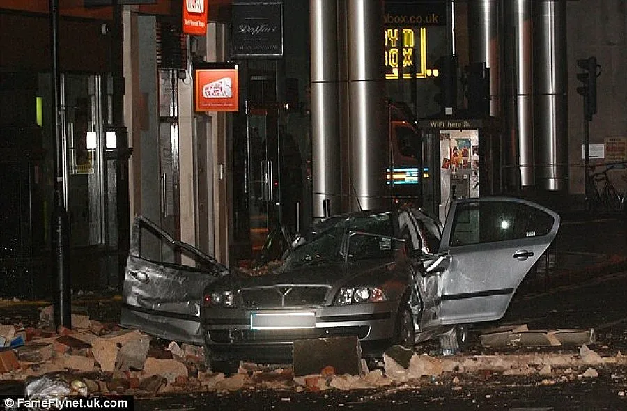 Сграда се срути в центъра на Лондон