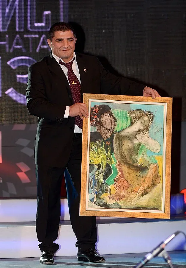 Армен Назарян рисува 10-метрова картина