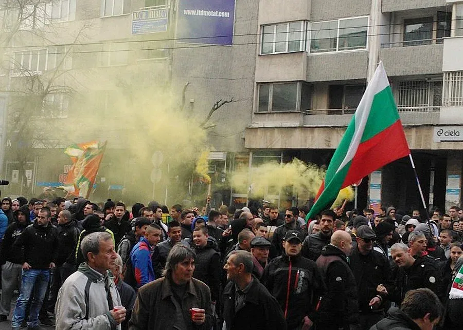 Потрошиха стъклата на джамията в Пловдив