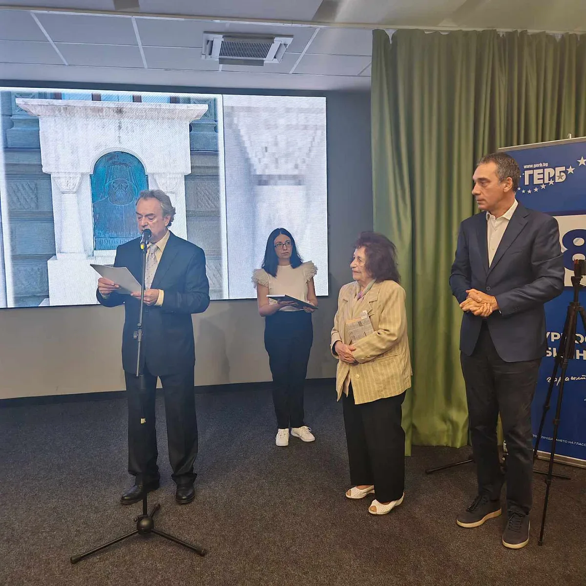 Вълнуваща церемония в Деня на учителя: Жени ГЕРБ Бургас основаха Почетен знак „Поп Георги Джелебов“