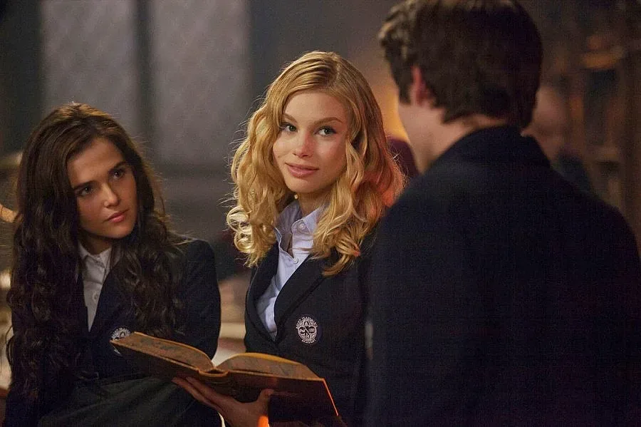 Красавици се борят с вампири