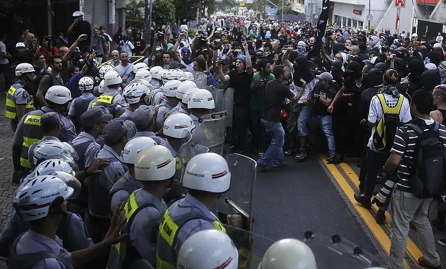 Масови протести в Бразилия и Венецуела
