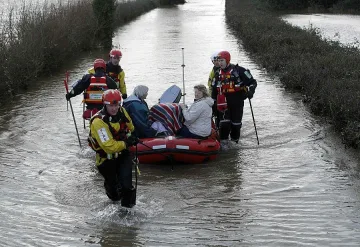Червен код за нестихващи валежи във Великобритания