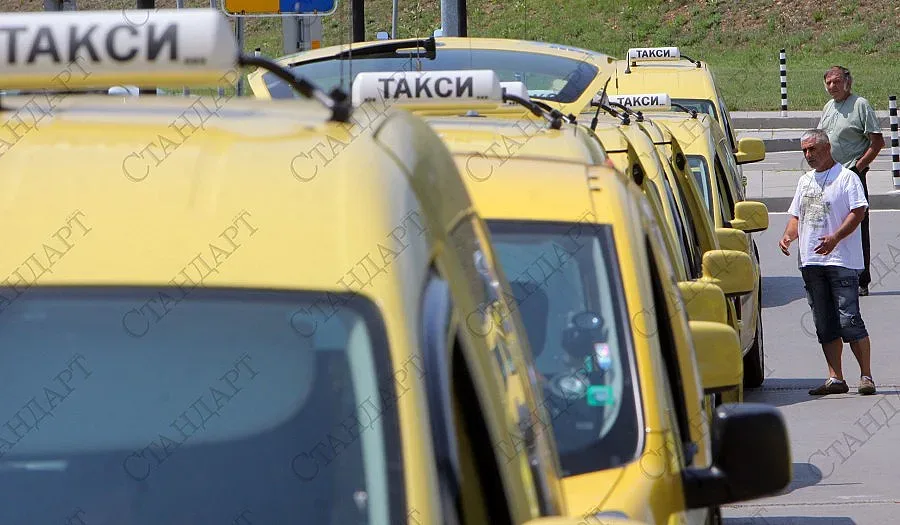 Жена скочи от такси заради сметката