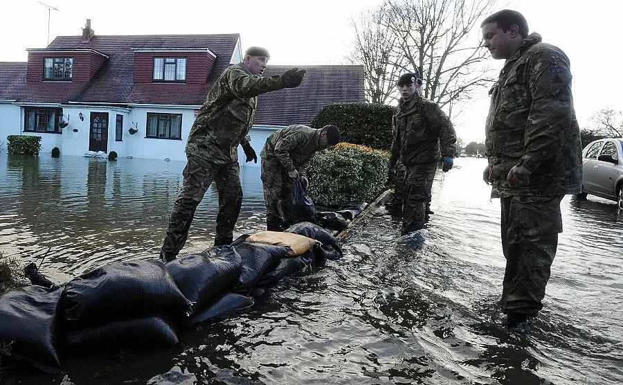 10 000 торби пясък пазят Лондон от Темза