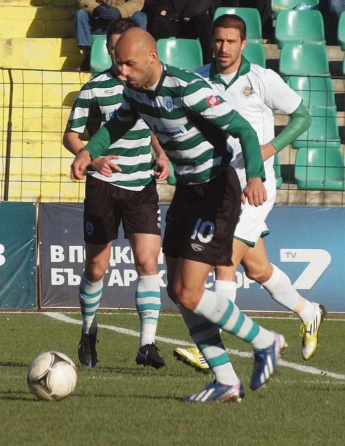 Строят стадион на "Нефтохимик"